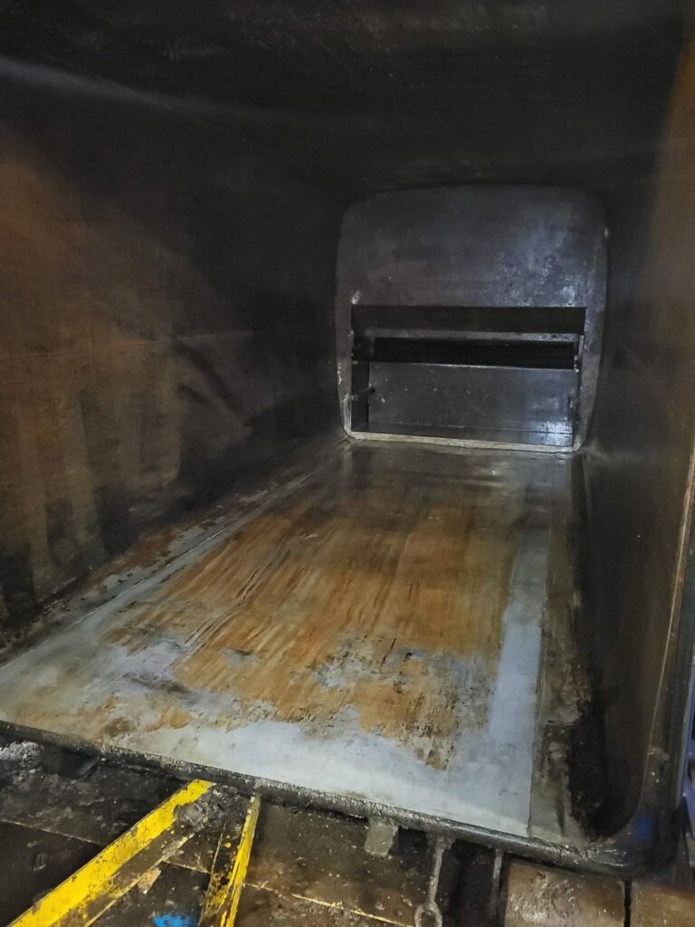 Cleaning the inside of a compactor